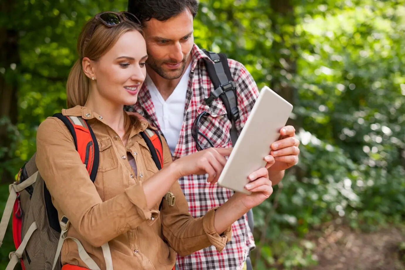 Пара в лесном походе.