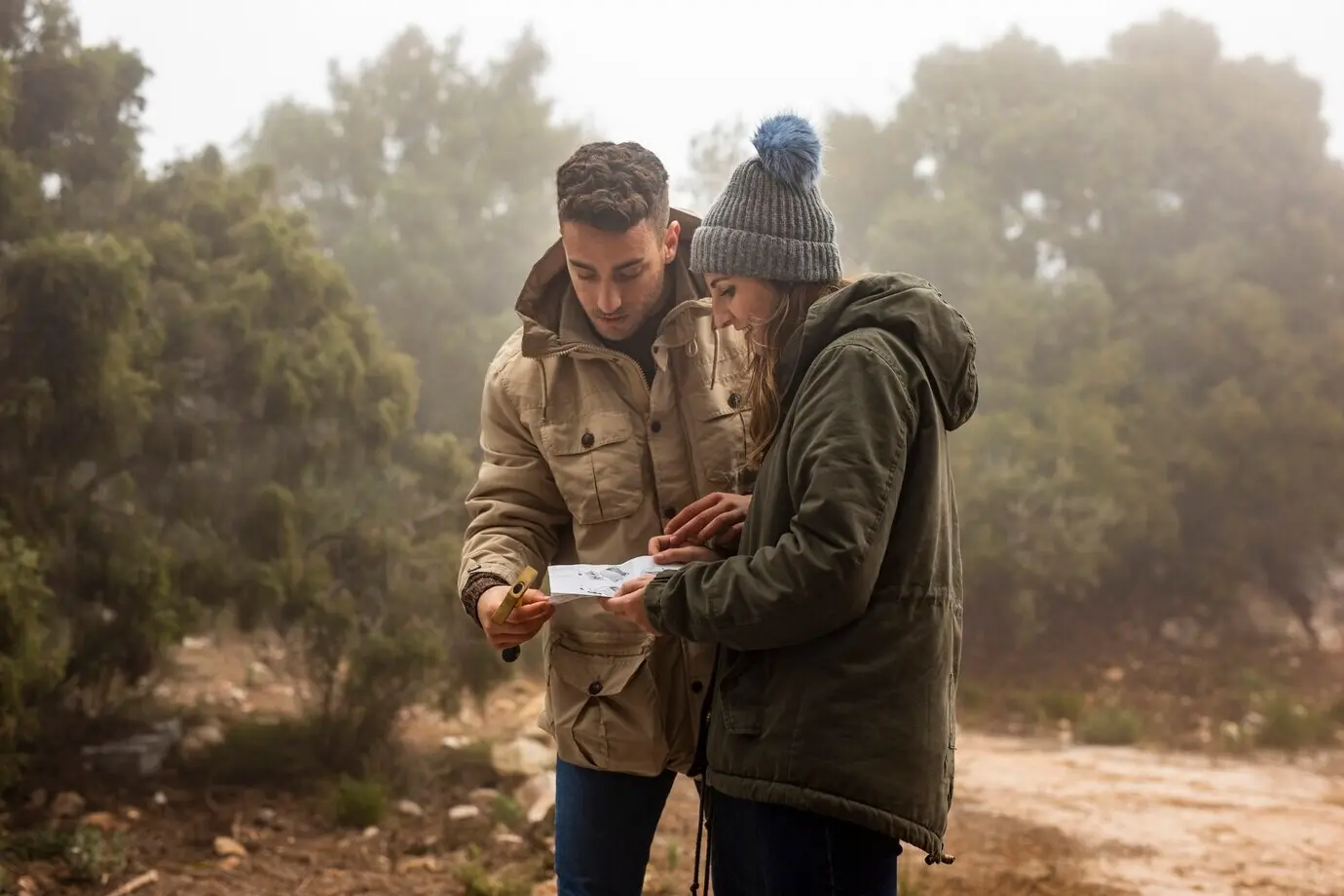 Средний план пары, смотрящей на карту.